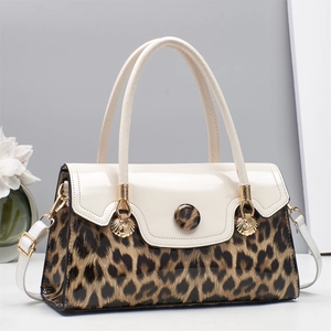 Détail du sac léopard avec finition brillante et ornements dorés en forme de coquillage