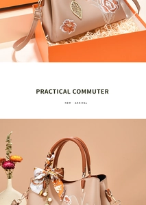 Détails du sac brodé avec breloques en perles et emballage cadeau orange élégant