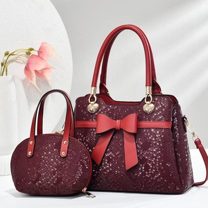 Elegante set di borse bordeaux con trama a serpente e grande fiocco rosso decoro