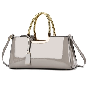 Sac à main en cuir verni gris clair avec poignée dorée tressée et bandoulière réglable