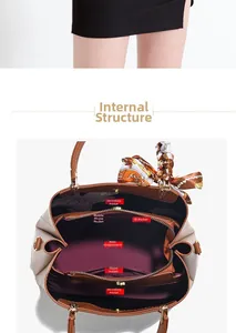 Détail de l'intérieur multi-compartimenté d'un sac beige avec accessoire de foulard