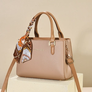 Elegante borsa a mano in pelle marrone chiaro con foulard in seta e dettagli oro