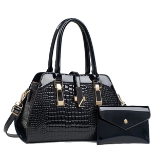 Sac à main noir verni à motif crocodile avec poignées et verrou géométrique doré