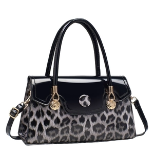 Sac à bandoulière léopard avec cuir verni noir et détails de coquilles dorées