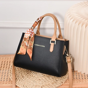 Borsa a mano nera texture litchi con manici kaki e sciarpa di seta decorativa