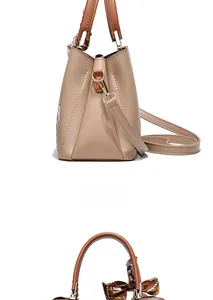 Détails du sac à main kaki avec poignées brunes et foulard en soie géométrique élégant