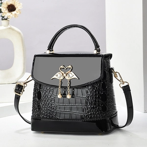 Mini borsa a tracolla nera con pelle stampa coccodrillo e chiusura a cuore con fenicotteri