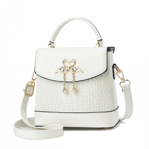 Sac à bandoulière blanc en similicuir avec motif crocodile et pompon perle cygne doré