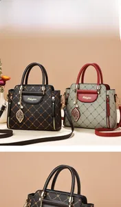 Détail de sacs à main rétro avec breloque feuille en métal et touches de perles