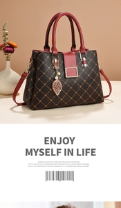 Détail du sac cabas marron matelassé avec anse rouge et breloque feuille perlée
