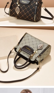Détail de l'imprimé géométrique vintage sur sacs en cuir avec breloques perles