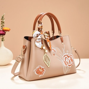 Sac cabas beige élégant avec broderie florale et foulard en soie décoratif sur l'anse