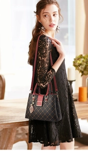 Détail du sac cabas à carreaux avec poignées en cuir rouge foncé et pendentif perle
