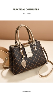 Détail du sac cabas matelassé marron avec poignées dorées et pendentif en feuille