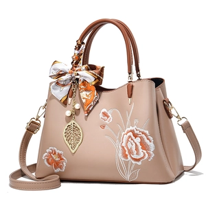 Sac à main beige élégant avec broderie florale, foulard en soie et pendentif perle