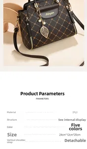 Détail du sac à main marron en cuir PU avec pendentif feuille et motif monogramme imprimé
