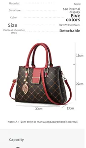 Dimensions détaillées du sac cabas marron à motif losanges avec bandoulière rouge