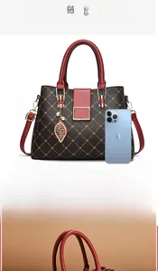 Détails de la capacité intérieure du sac cabas monogramme marron foncé pour le quotidien