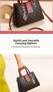Détail du sac cabas matelassé avec pendentif feuille dorée et bandoulière rouge