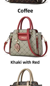 Empilement vertical de sacs à main rétro en kaki et cuir rouge avec breloques dorées