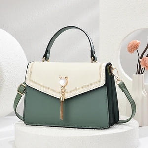 Retro cream and green contrasting handbag with cat-shaped metal clasp and fringe