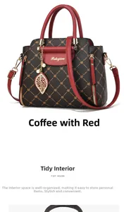 Détail du sac à main vintage marron et rouge avec cuir PU texturé et pendentif feuille