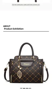 Détail d'un sac à main monogramme marron avec logo en métal, charme feuille et intérieur spacieux