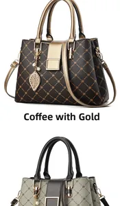 Détails des sacs cabas matelassés café et gris avec pendentif feuille doré