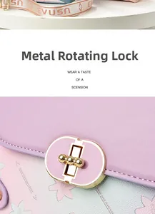 Gros plan du fermoir rotatif doré et du motif floral sur un sac à main violet chic