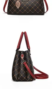 Vue détaillée du sac cabas à losanges avec motifs d'étoiles et pendentif feuille dorée