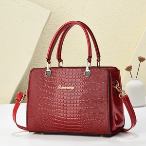Dunkelrote Handtasche mit Krokodilprägung, goldenen Details und abnehmbarem Schultergurt
