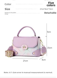 Guide des tailles du petit sac carré montrant les dimensions 21x8x15 cm et la bandoulière