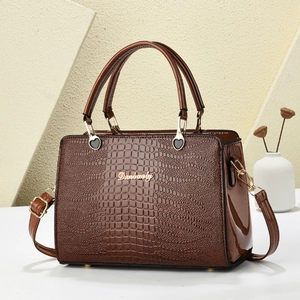 Braune Handtasche mit Krokodilmuster, goldener Hardware und verstellbarem Schultergurt