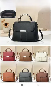 Vue détaillée du grand sac à main en cuir grainé avec plusieurs compartiments zippés