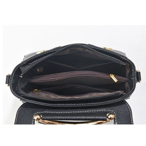 Vue intérieure du sac en cuir noir avec trois compartiments et doublure marron