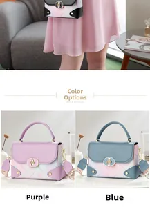 Détail de sacs à main fleuris pour femmes en violet et bleu avec fermoirs dorés