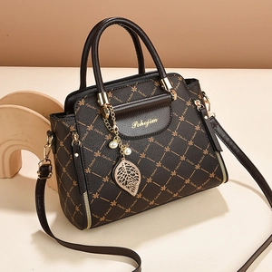 Sac à main rétro en cuir marron avec motifs dorés et pendentif perle sur socle
