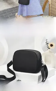 Vista dettagliata della borsa a tracolla grigio scuro a tre strati con cinturino in nylon