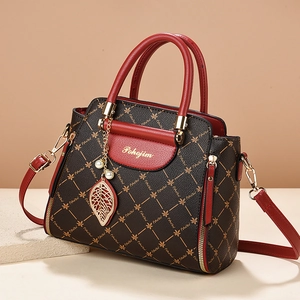 Sac à main élégant bicolore marron et rouge avec imprimé floral et breloque dorée