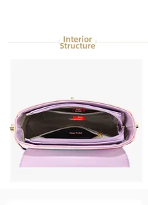 Intérieur du sac à main lilas en cuir avec doublure chevron et plusieurs poches