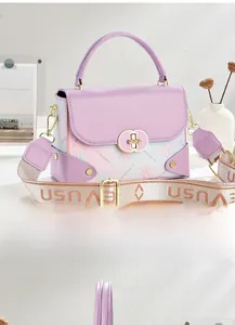 Détail d'un sac à bandoulière en cuir lavande avec imprimé floral et sangle large