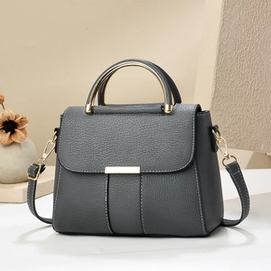 Sac à main en cuir gris avec poignées dorées et bandoulière réglable pour femme