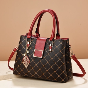 Sac fourre-tout matelassé marron avec imprimé floral, anses rouges et pendentif feuille d'or