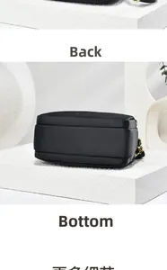 Dettaglio del fondo piatto e dei ganci metallici di questa borsa a tracolla in nylon nero
