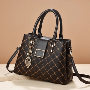 Sac fourre-tout matelassé marron foncé pour femme avec boucle dorée et pendentif perle