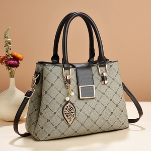 Sac fourre-tout matelassé en similicuir gris-vert avec imprimé fleuri et perle