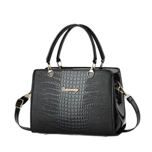 Schwarze Handtasche mit Krokodil-Prägung, goldenen Henkeln und verstellbarem Riemen