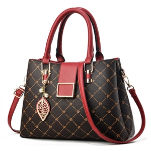 Sac fourre-tout élégant matelassé en cuir marron avec anses rouges contrastées pour femme