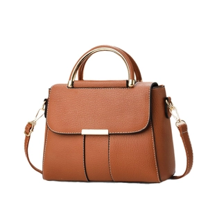 Sac à main pour femme marron avec poignée en métal doré et texture en cuir