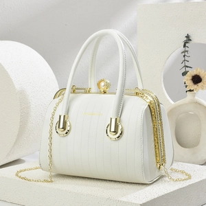 Sac à main élégant en cuir PU matelassé blanc avec fermoir perle et chaîne dorée